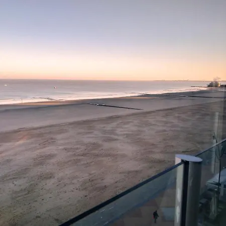 Apartment Zeedijk - Frontaal Zeezicht Blankenberge
